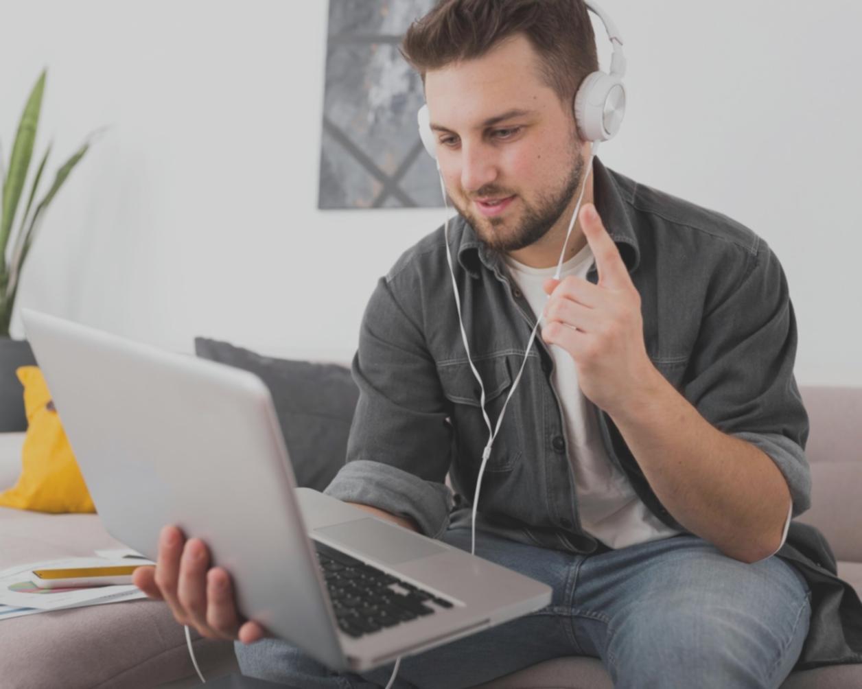 Étudiants internationaux analysant des données financières
