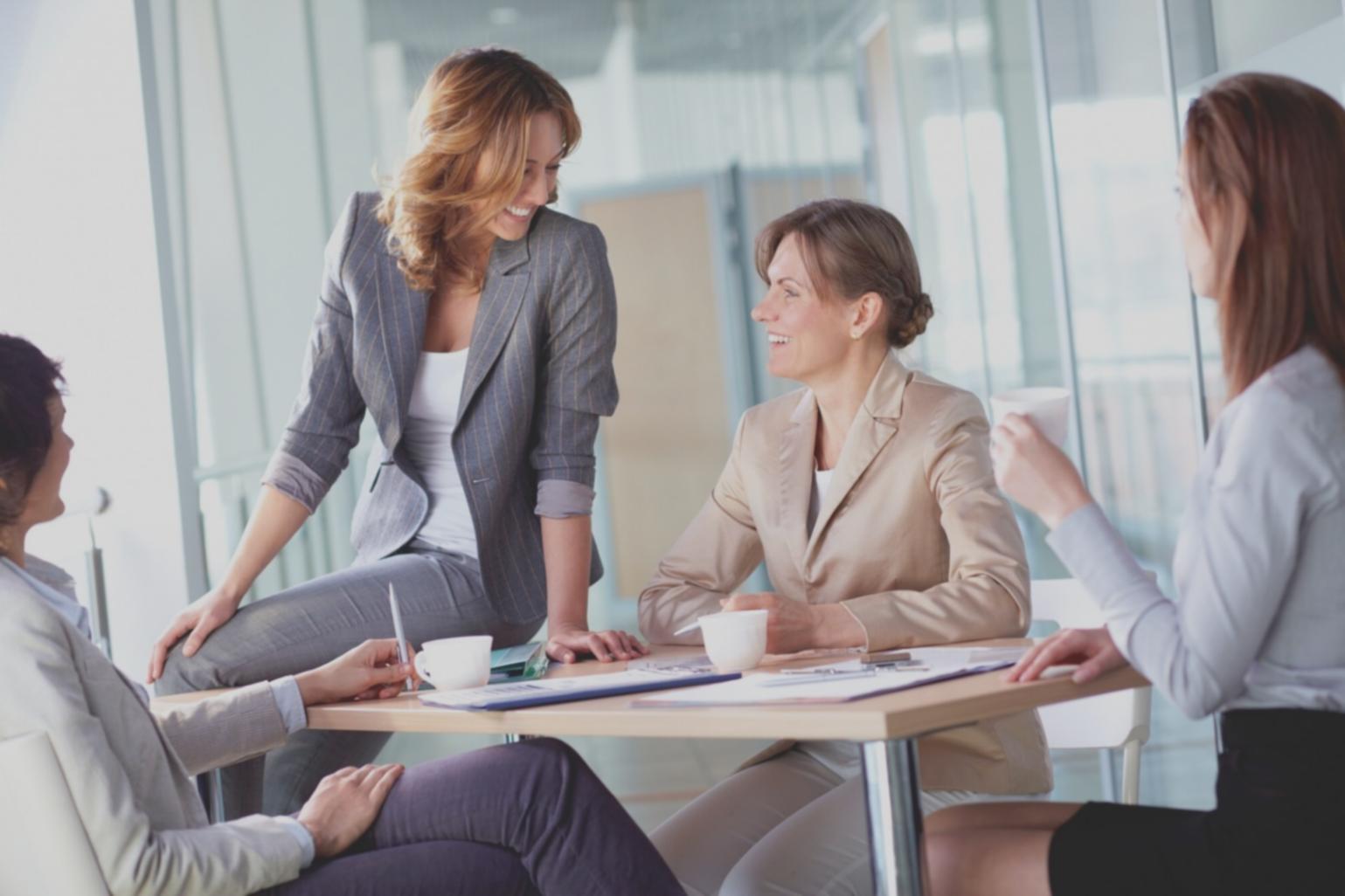 Équipe jaraxylovent travaillant sur des analyses financières