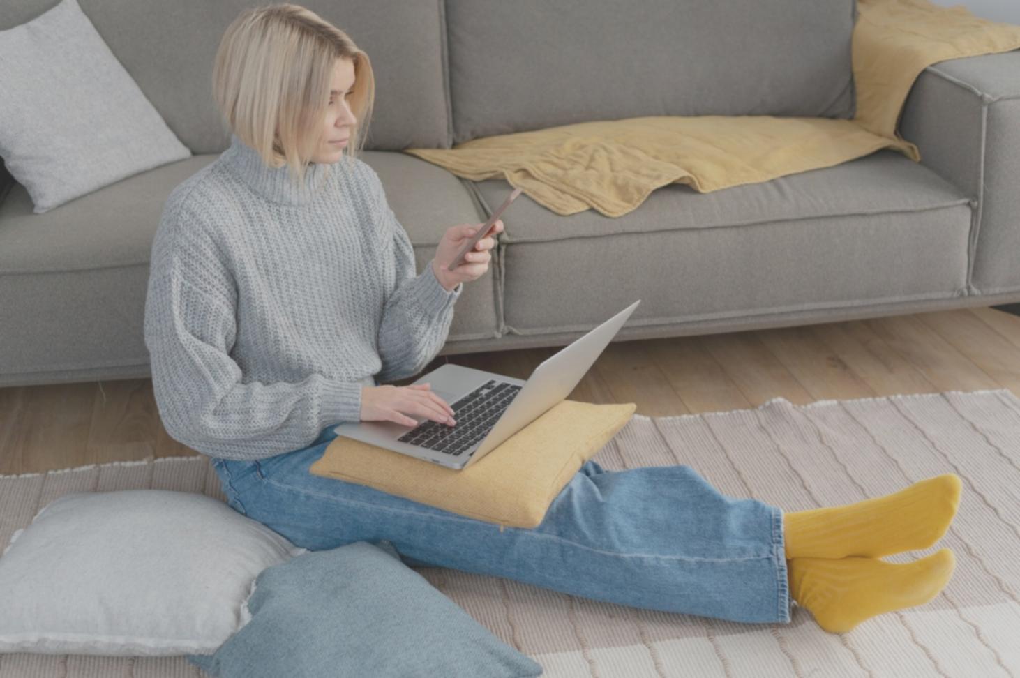 Bureau d'analyse financière moderne avec équipe travaillant sur des rapports détaillés