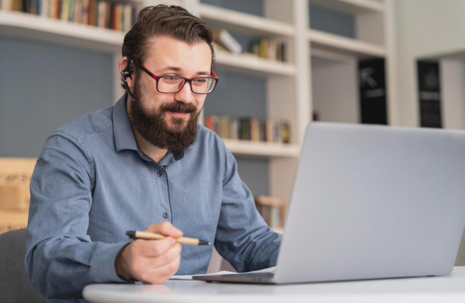 Consultant analysant des données financières sur écran